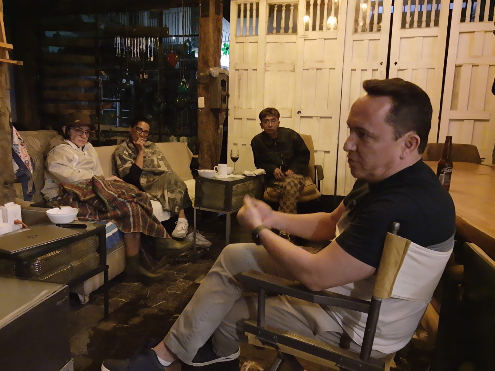 Grupo de adultos conversando después de una película