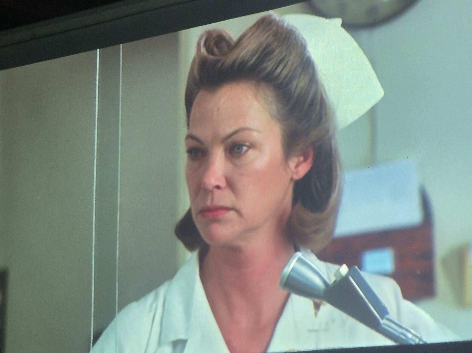 Imagen inspirada en el cine clásico: una mujer observa con atención
